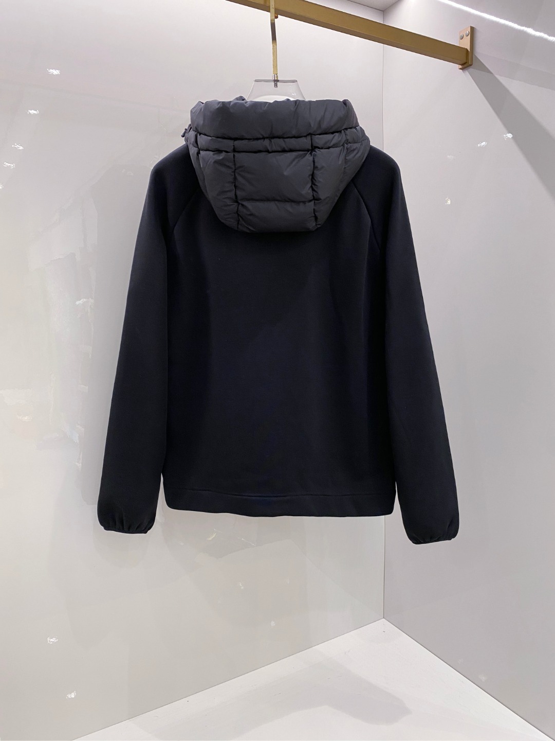 Moncler 蒙口 FW2025新款连帽拼羽绒夹克外套。经典款，一件难求。采用原版定制面料，正身充90