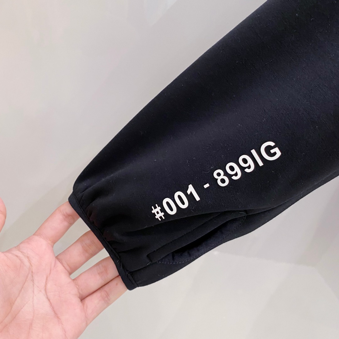 Moncler 蒙口 FW2025新款连帽拼羽绒夹克外套。经典款，一件难求。采用原版定制面料，正身充90