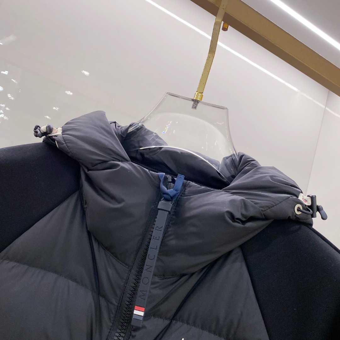 Moncler 蒙口 FW2025新款连帽拼羽绒夹克外套。经典款，一件难求。采用原版定制面料，正身充90