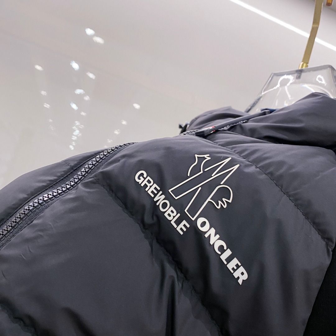Moncler 蒙口 FW2025新款连帽拼羽绒夹克外套。经典款，一件难求。采用原版定制面料，正身充90