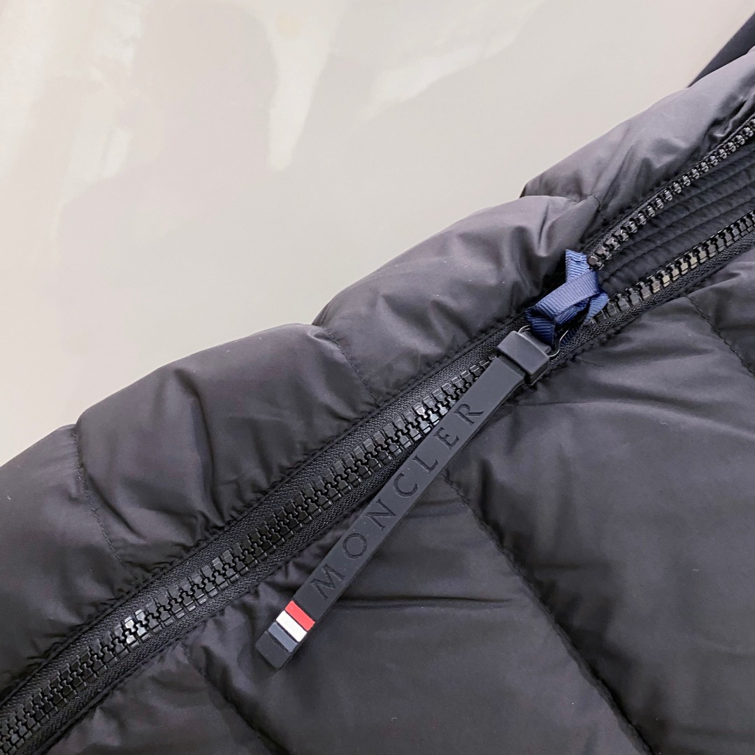 Moncler 蒙口 FW2025新款连帽拼羽绒夹克外套。经典款，一件难求。采用原版定制面料，正身充90