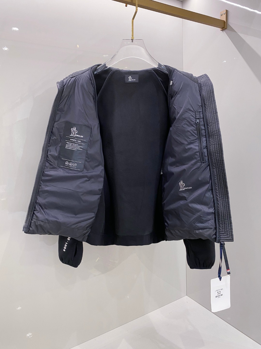 Moncler 蒙口 FW2025新款连帽拼羽绒夹克外套。经典款，一件难求。采用原版定制面料，正身充90