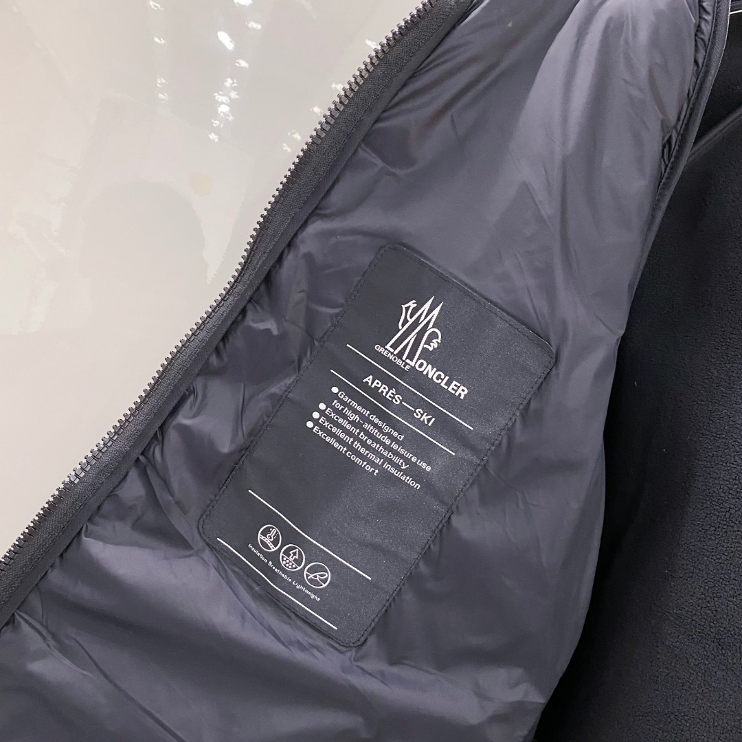 Moncler 蒙口 FW2025新款连帽拼羽绒夹克外套。经典款，一件难求。采用原版定制面料，正身充90