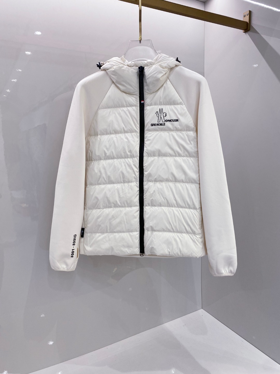 Moncler 蒙口 FW2025新款连帽拼羽绒夹克外套。经典款，一件难求。采用原版定制面料，正身充90