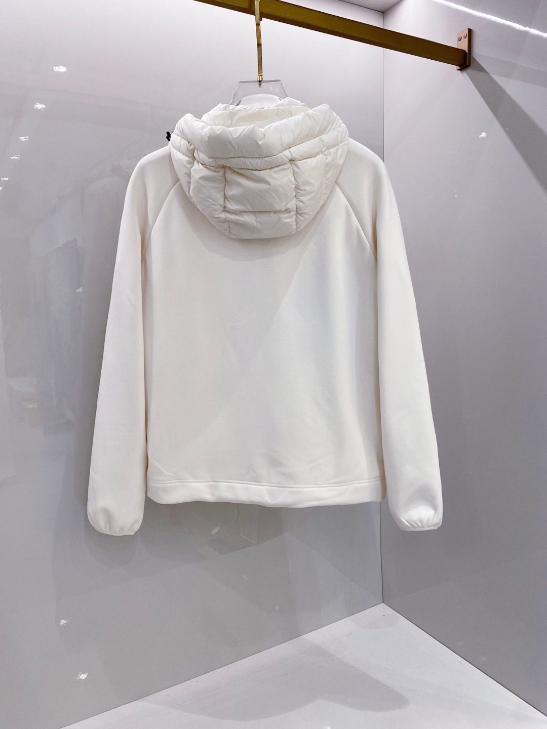 Moncler 蒙口 FW2025新款连帽拼羽绒夹克外套。经典款，一件难求。采用原版定制面料，正身充90