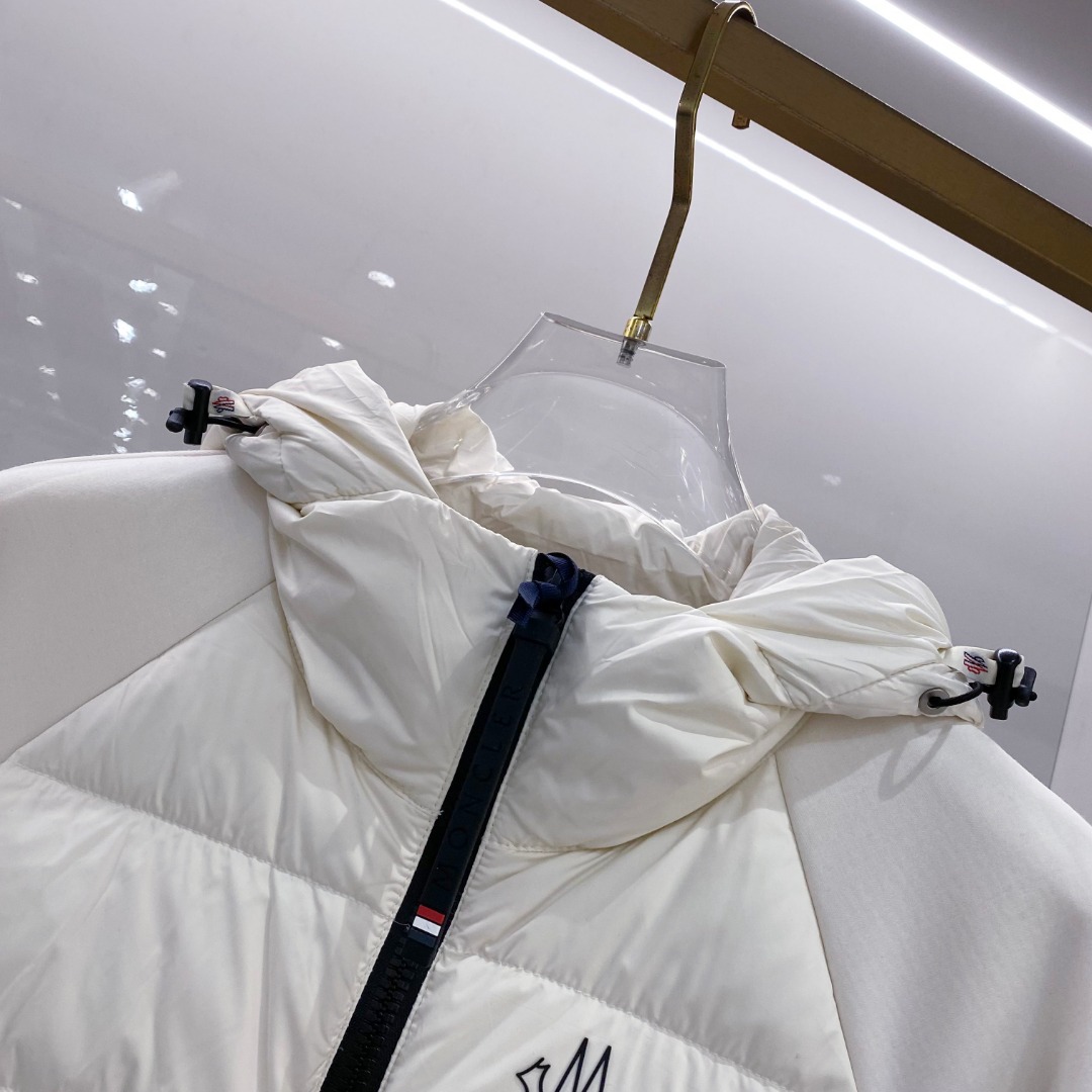 Moncler 蒙口 FW2025新款连帽拼羽绒夹克外套。经典款，一件难求。采用原版定制面料，正身充90