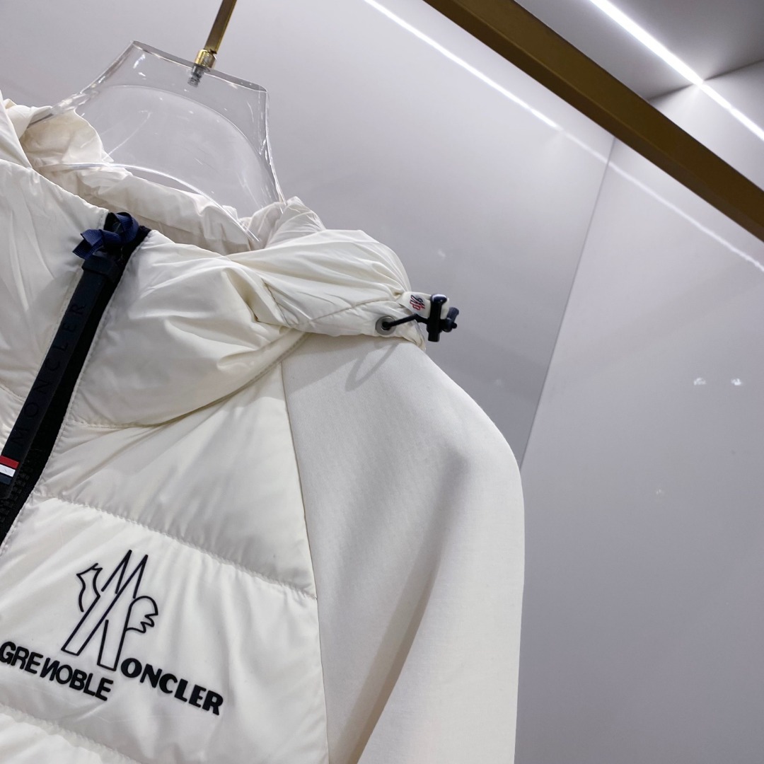 Moncler 蒙口 FW2025新款连帽拼羽绒夹克外套。经典款，一件难求。采用原版定制面料，正身充90