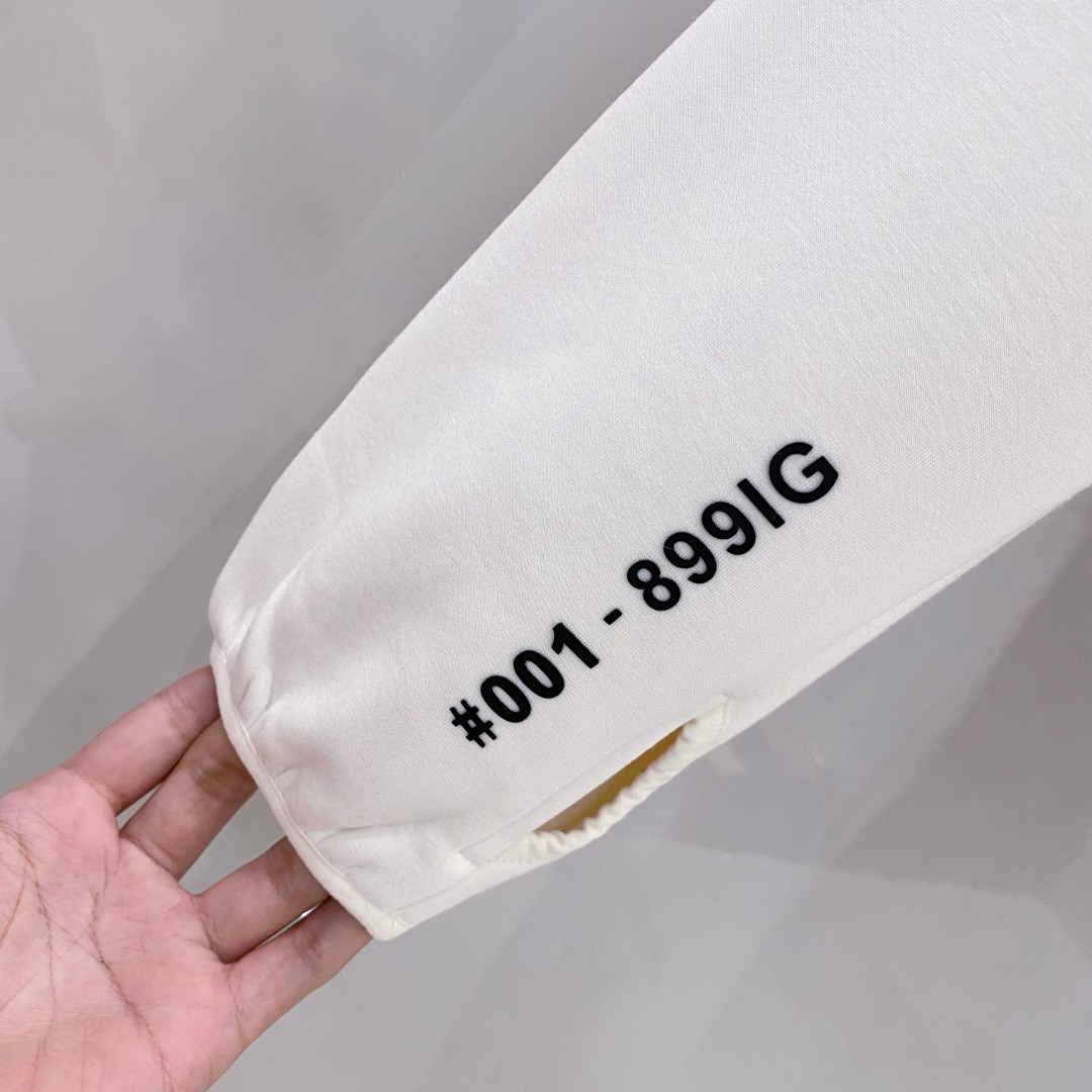 Moncler 蒙口 FW2025新款连帽拼羽绒夹克外套。经典款，一件难求。采用原版定制面料，正身充90