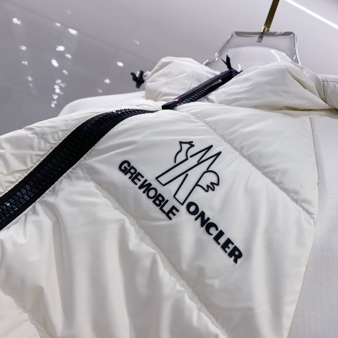 Moncler 蒙口 FW2025新款连帽拼羽绒夹克外套。经典款，一件难求。采用原版定制面料，正身充90