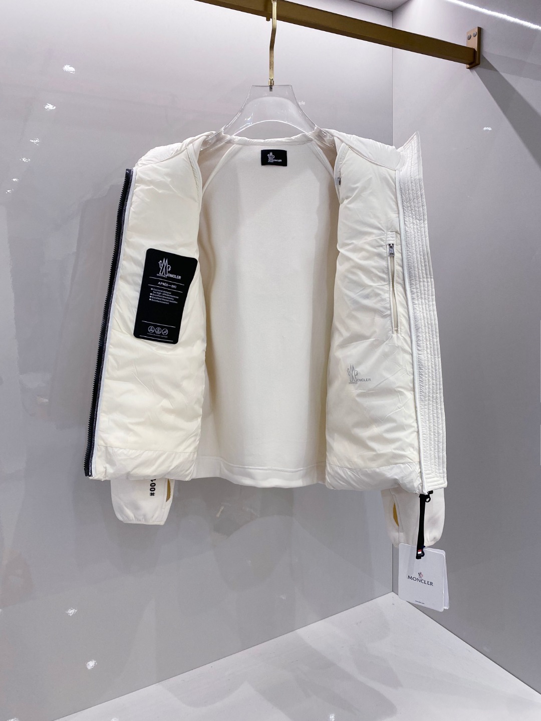 Moncler 蒙口 FW2025新款连帽拼羽绒夹克外套。经典款，一件难求。采用原版定制面料，正身充90
