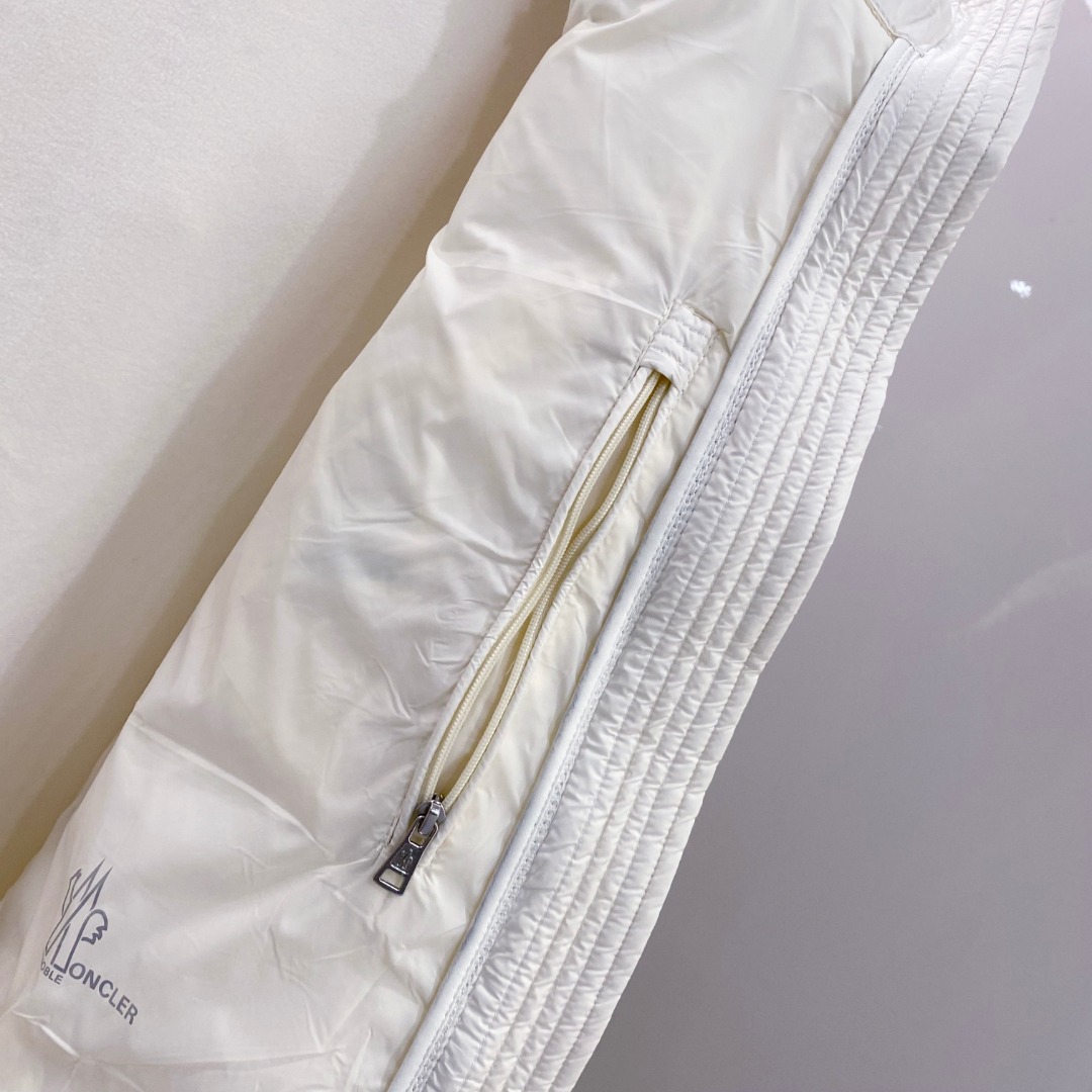 Moncler 蒙口 FW2025新款连帽拼羽绒夹克外套。经典款，一件难求。采用原版定制面料，正身充90