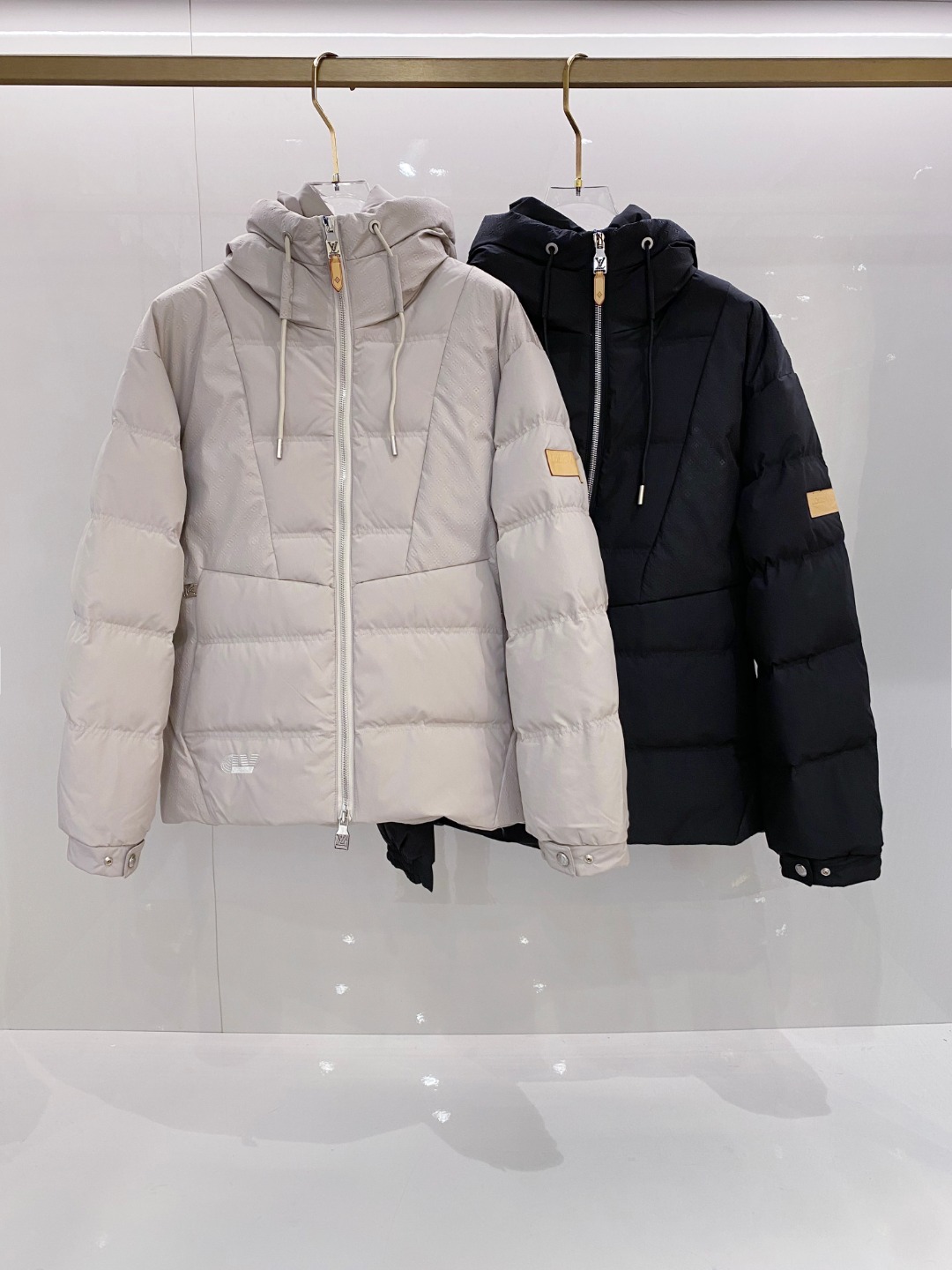 LOUIS*VUITTON 路易威登 FW2025秋冬新款羽绒服，Lv徽标压花钢印老花拼接连帽璀璨登场，