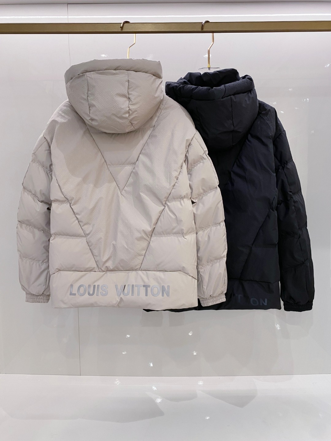 LOUIS*VUITTON 路易威登 FW2025秋冬新款羽绒服，Lv徽标压花钢印老花拼接连帽璀璨登场，