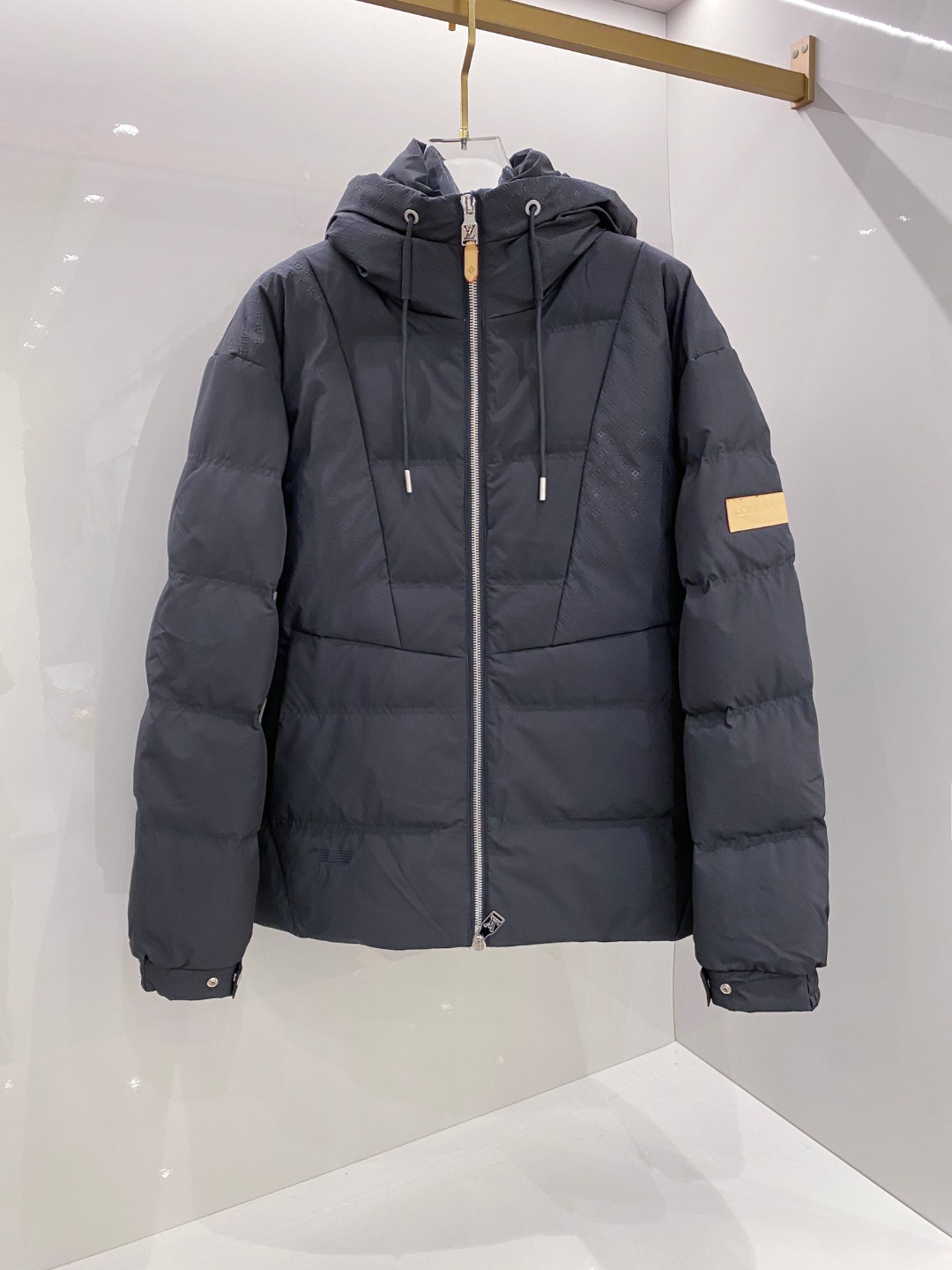 LOUIS*VUITTON 路易威登 FW2025秋冬新款羽绒服，Lv徽标压花钢印老花拼接连帽璀璨登场，