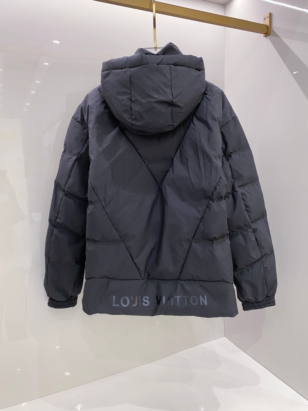 LOUIS*VUITTON 路易威登 FW2025秋冬新款羽绒服，Lv徽标压花钢印老花拼接连帽璀璨登场，