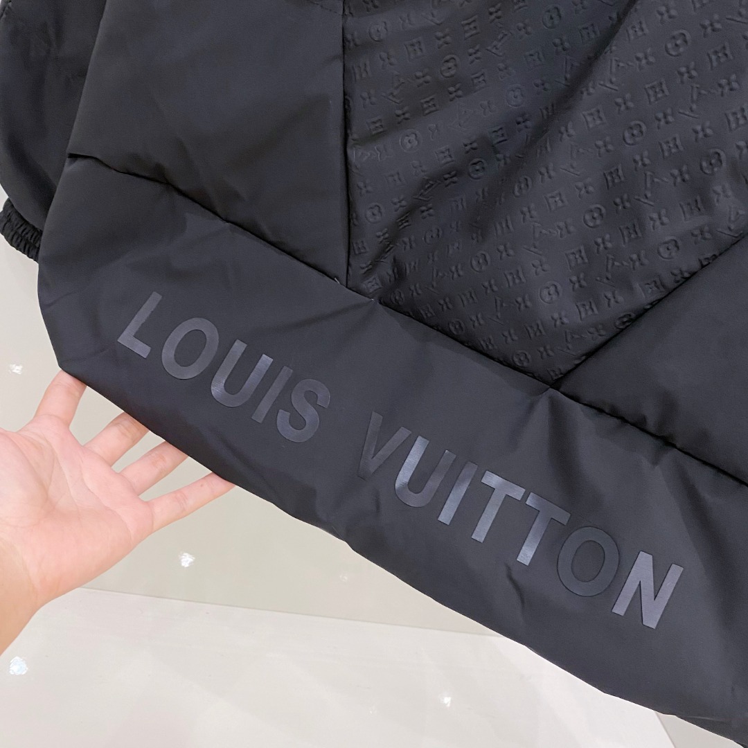 LOUIS*VUITTON 路易威登 FW2025秋冬新款羽绒服，Lv徽标压花钢印老花拼接连帽璀璨登场，