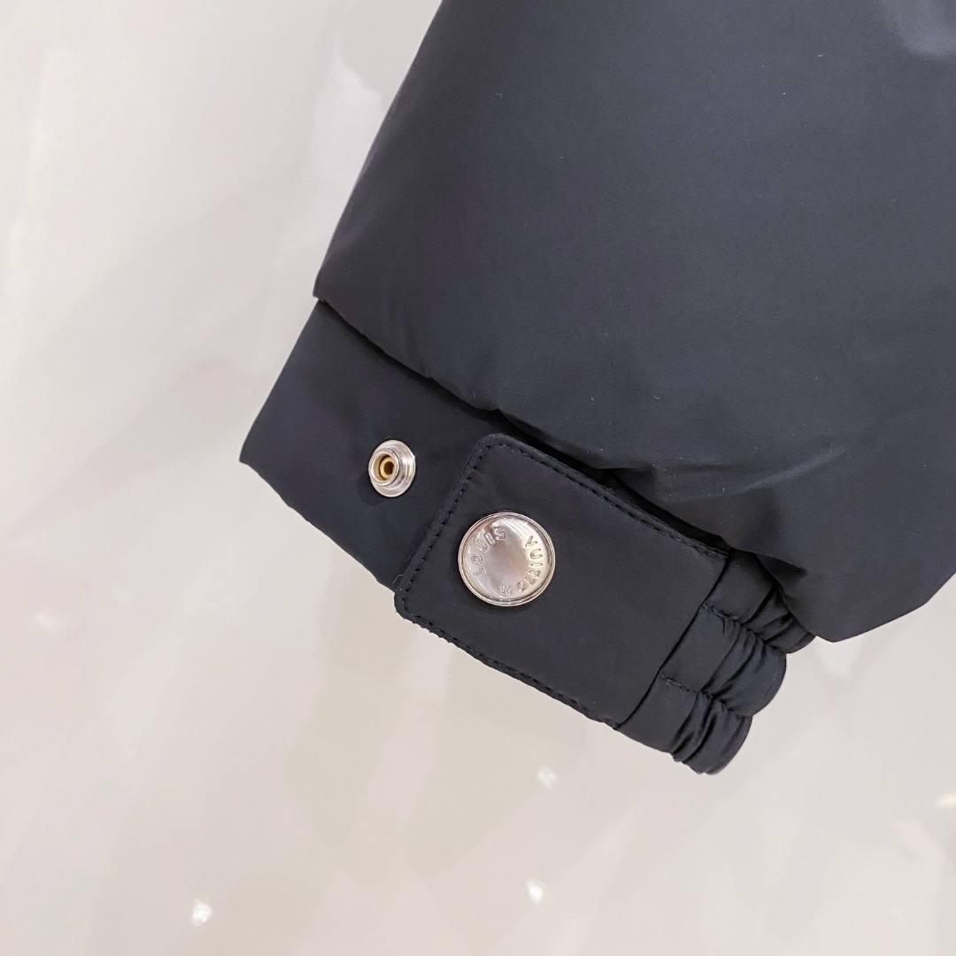 LOUIS*VUITTON 路易威登 FW2025秋冬新款羽绒服，Lv徽标压花钢印老花拼接连帽璀璨登场，