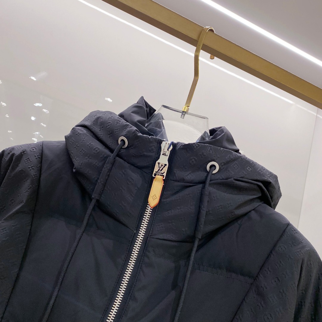 LOUIS*VUITTON 路易威登 FW2025秋冬新款羽绒服，Lv徽标压花钢印老花拼接连帽璀璨登场，