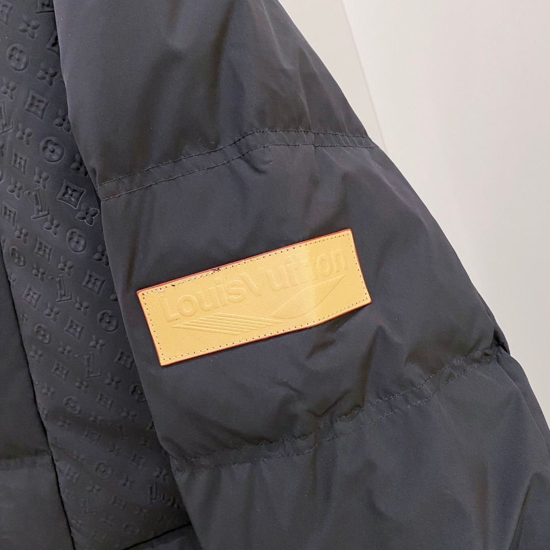 LOUIS*VUITTON 路易威登 FW2025秋冬新款羽绒服，Lv徽标压花钢印老花拼接连帽璀璨登场，