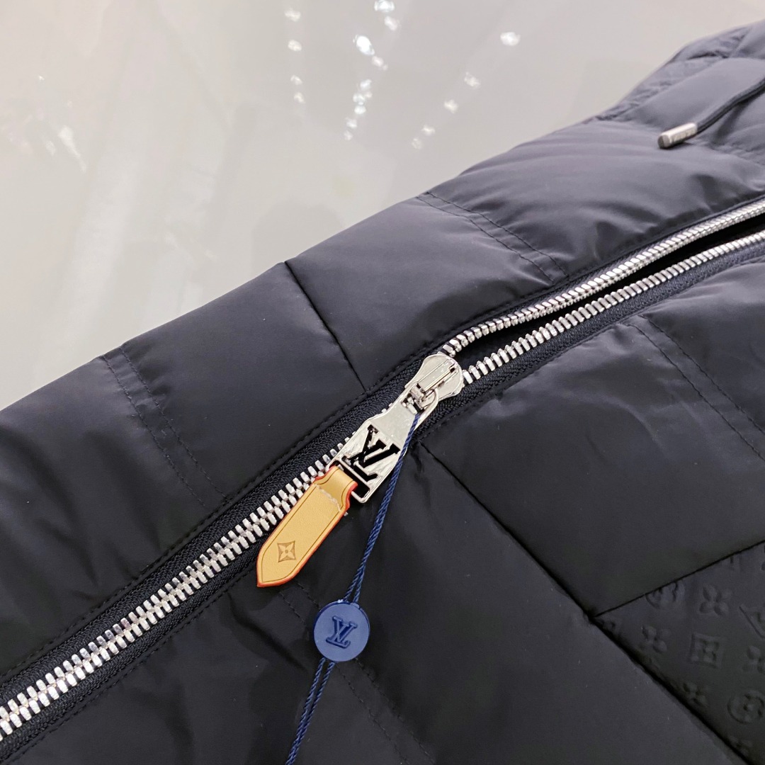 LOUIS*VUITTON 路易威登 FW2025秋冬新款羽绒服，Lv徽标压花钢印老花拼接连帽璀璨登场，