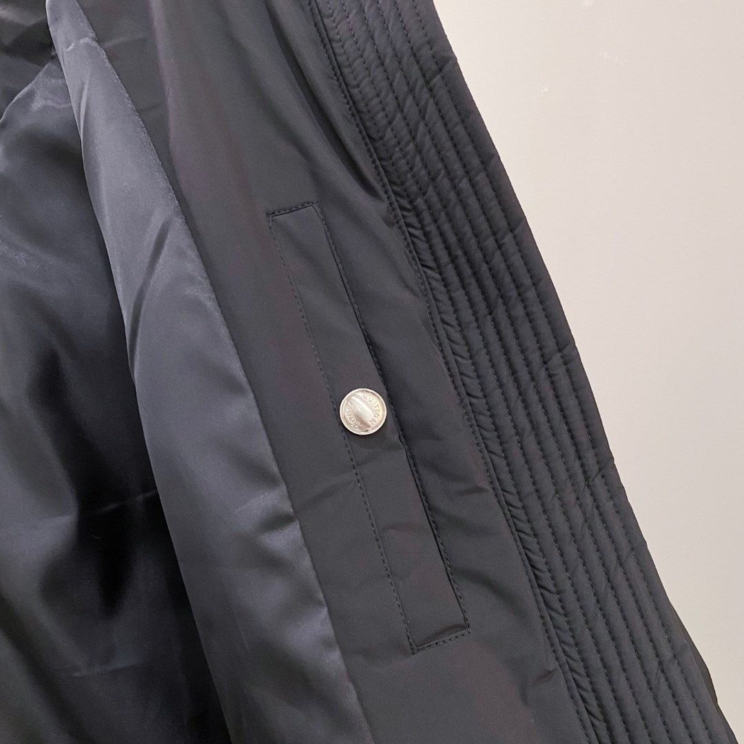 LOUIS*VUITTON 路易威登 FW2025秋冬新款羽绒服，Lv徽标压花钢印老花拼接连帽璀璨登场，