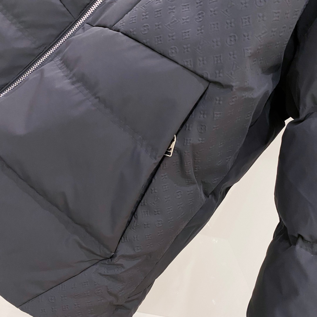 LOUIS*VUITTON 路易威登 FW2025秋冬新款羽绒服，Lv徽标压花钢印老花拼接连帽璀璨登场，