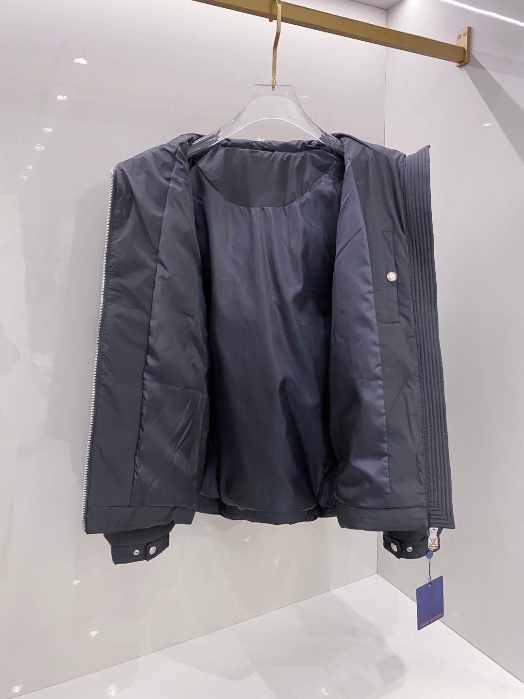 LOUIS*VUITTON 路易威登 FW2025秋冬新款羽绒服，Lv徽标压花钢印老花拼接连帽璀璨登场，