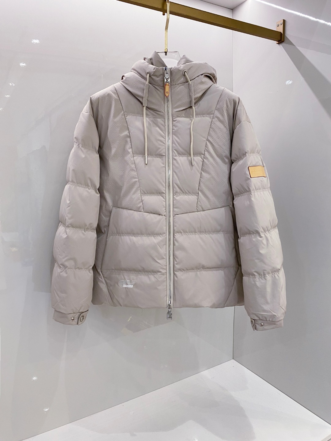 LOUIS*VUITTON 路易威登 FW2025秋冬新款羽绒服，Lv徽标压花钢印老花拼接连帽璀璨登场，