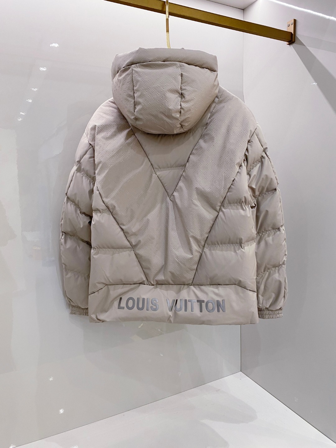 LOUIS*VUITTON 路易威登 FW2025秋冬新款羽绒服，Lv徽标压花钢印老花拼接连帽璀璨登场，