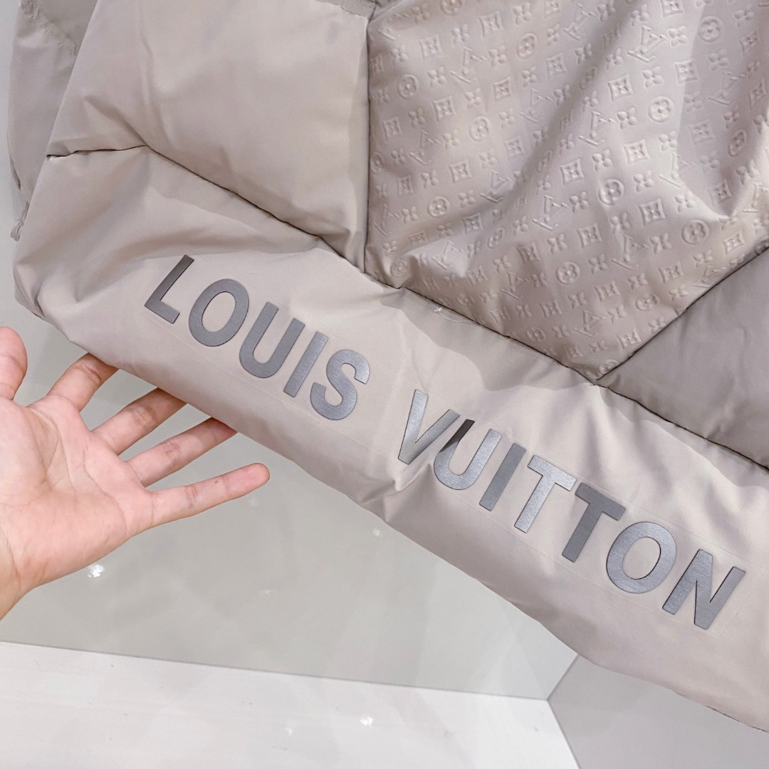 LOUIS*VUITTON 路易威登 FW2025秋冬新款羽绒服，Lv徽标压花钢印老花拼接连帽璀璨登场，