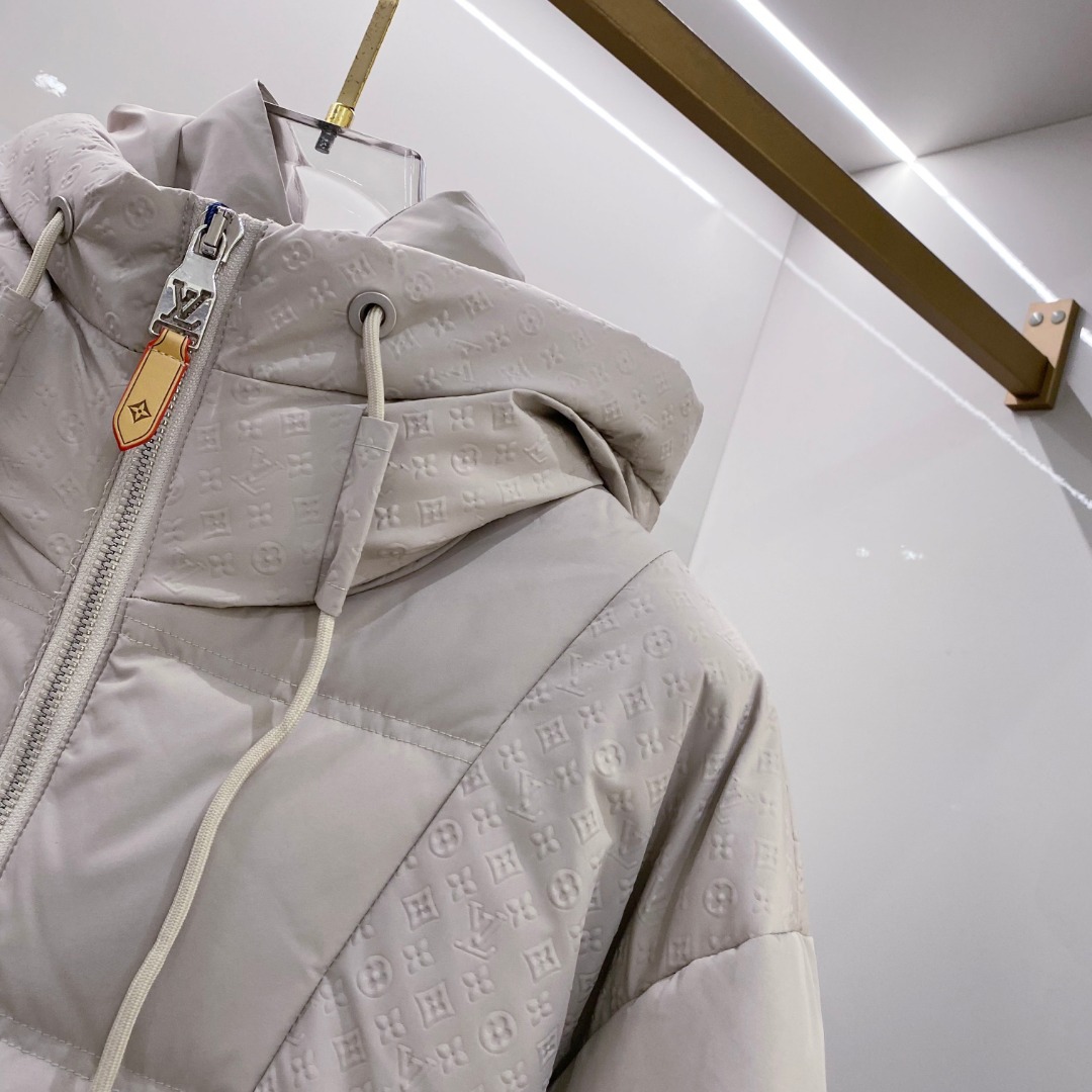 LOUIS*VUITTON 路易威登 FW2025秋冬新款羽绒服，Lv徽标压花钢印老花拼接连帽璀璨登场，