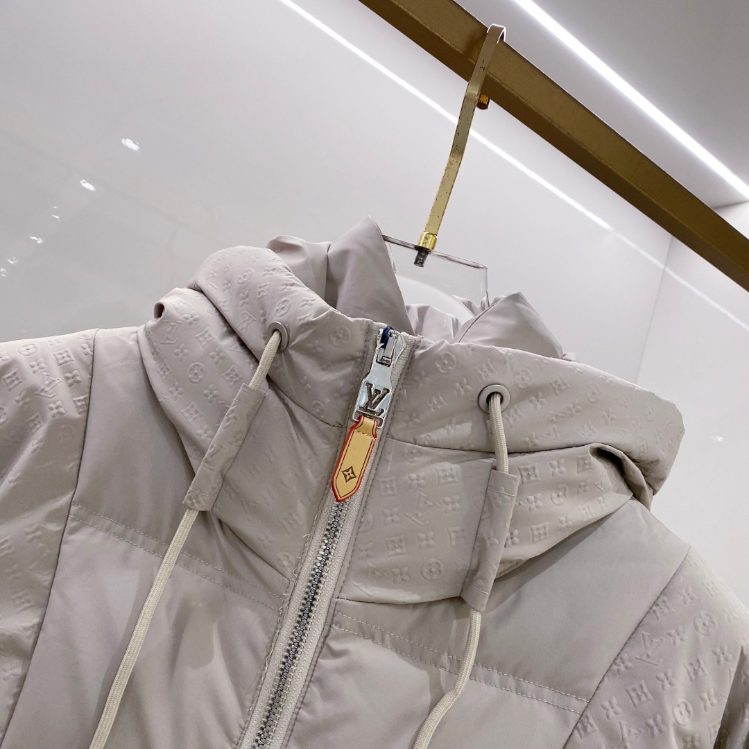 LOUIS*VUITTON 路易威登 FW2025秋冬新款羽绒服，Lv徽标压花钢印老花拼接连帽璀璨登场，