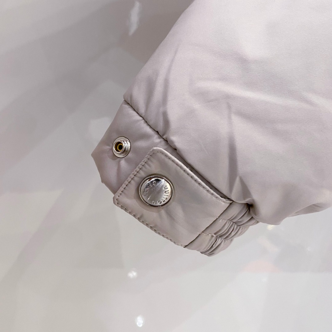 LOUIS*VUITTON 路易威登 FW2025秋冬新款羽绒服，Lv徽标压花钢印老花拼接连帽璀璨登场，