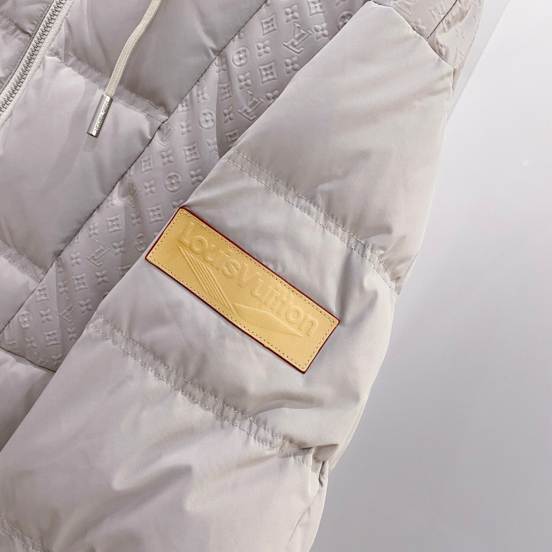 LOUIS*VUITTON 路易威登 FW2025秋冬新款羽绒服，Lv徽标压花钢印老花拼接连帽璀璨登场，