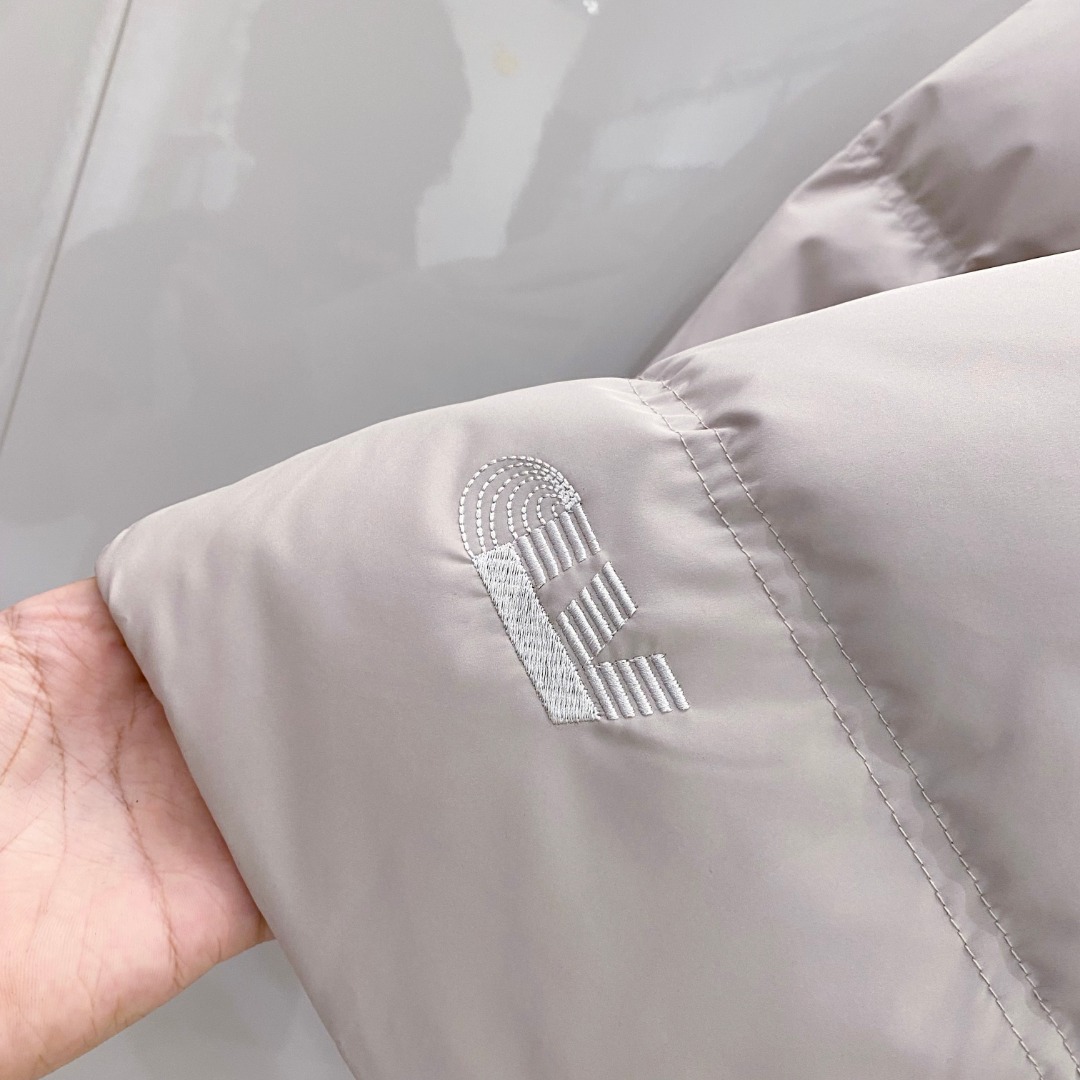 LOUIS*VUITTON 路易威登 FW2025秋冬新款羽绒服，Lv徽标压花钢印老花拼接连帽璀璨登场，