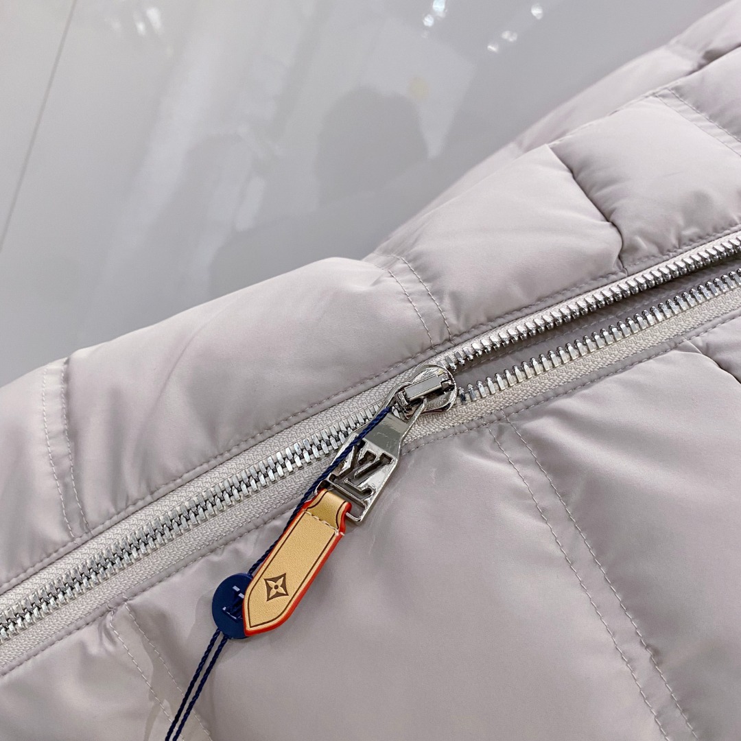 LOUIS*VUITTON 路易威登 FW2025秋冬新款羽绒服，Lv徽标压花钢印老花拼接连帽璀璨登场，