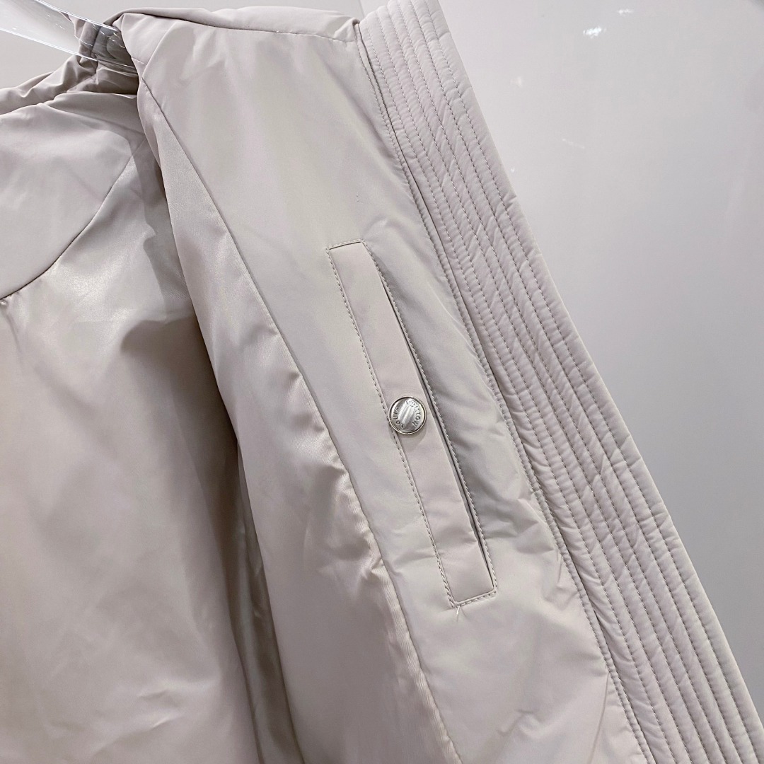 LOUIS*VUITTON 路易威登 FW2025秋冬新款羽绒服，Lv徽标压花钢印老花拼接连帽璀璨登场，