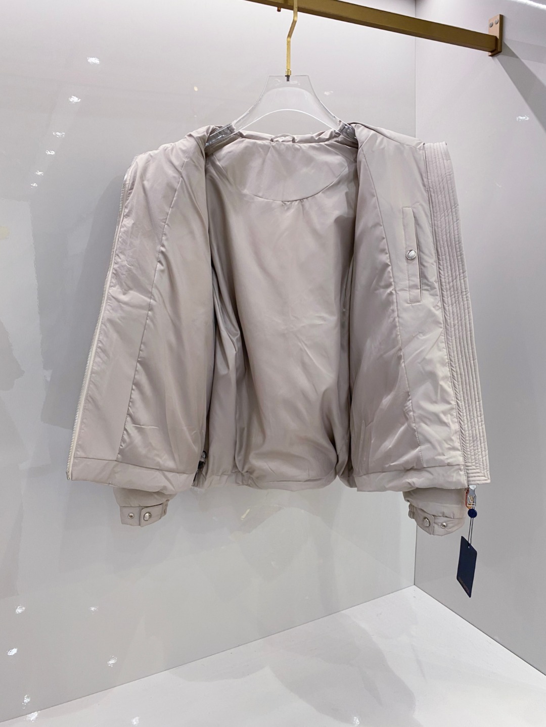 LOUIS*VUITTON 路易威登 FW2025秋冬新款羽绒服，Lv徽标压花钢印老花拼接连帽璀璨登场，