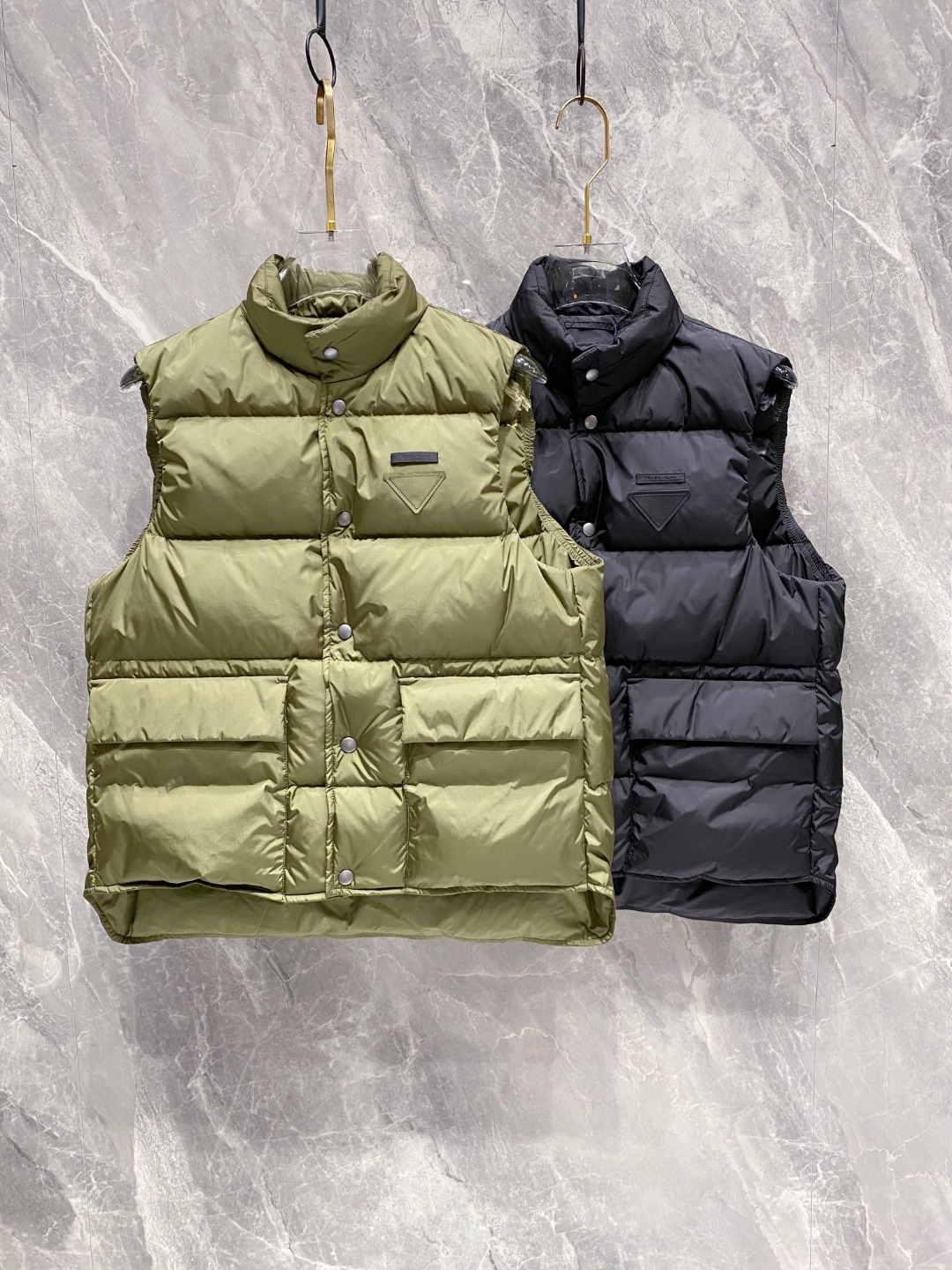 Prada 普拉达2025秋冬专柜同步新品发布，最新工装羽绒马甲出货，原版购入，无论面料及辅料，全部做到
