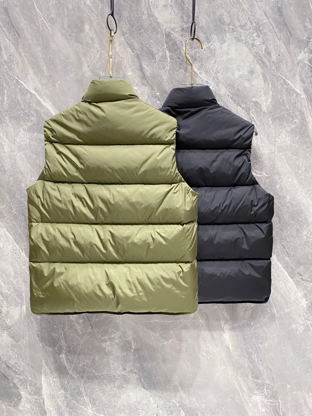 Prada 普拉达2025秋冬专柜同步新品发布，最新工装羽绒马甲出货，原版购入，无论面料及辅料，全部做到