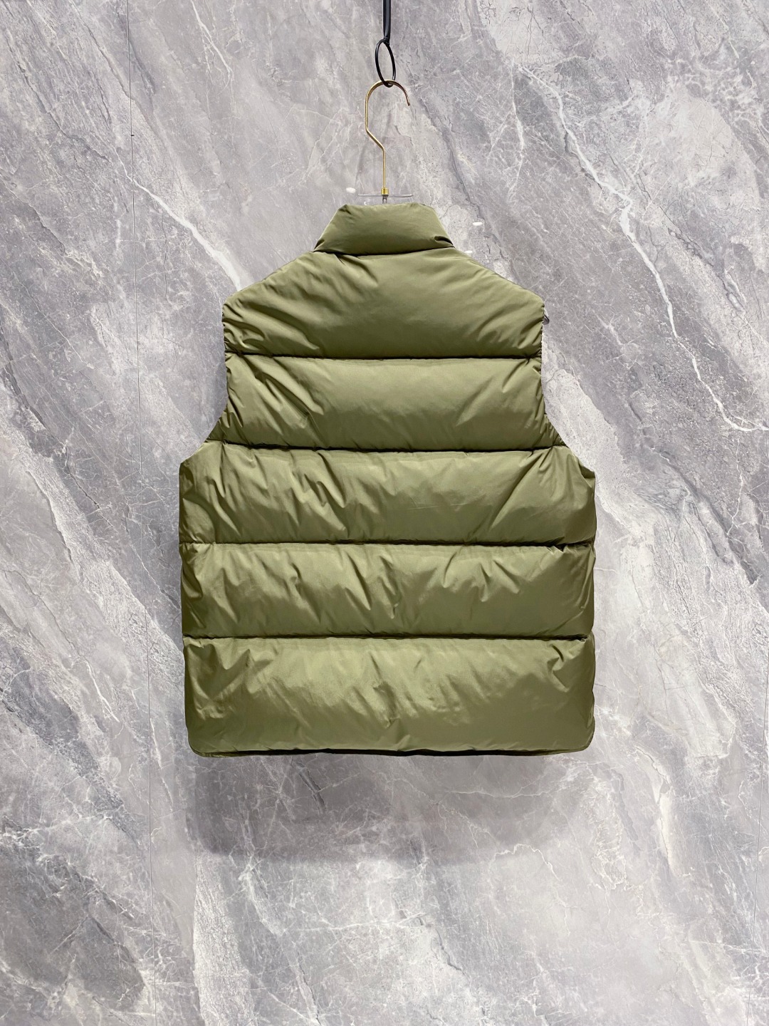 Prada 普拉达2025秋冬专柜同步新品发布，最新工装羽绒马甲出货，原版购入，无论面料及辅料，全部做到