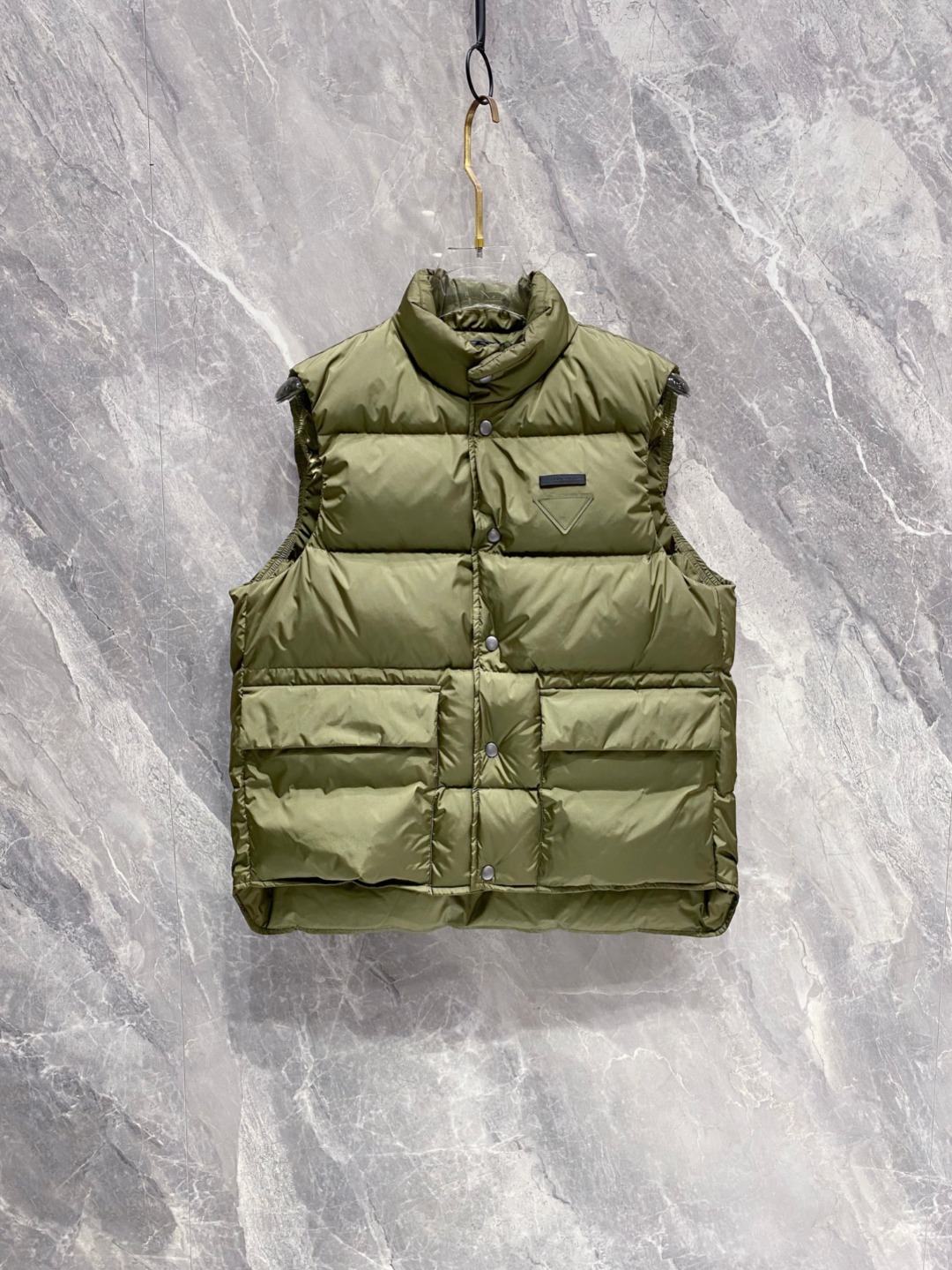 Prada 普拉达2025秋冬专柜同步新品发布，最新工装羽绒马甲出货，原版购入，无论面料及辅料，全部做到