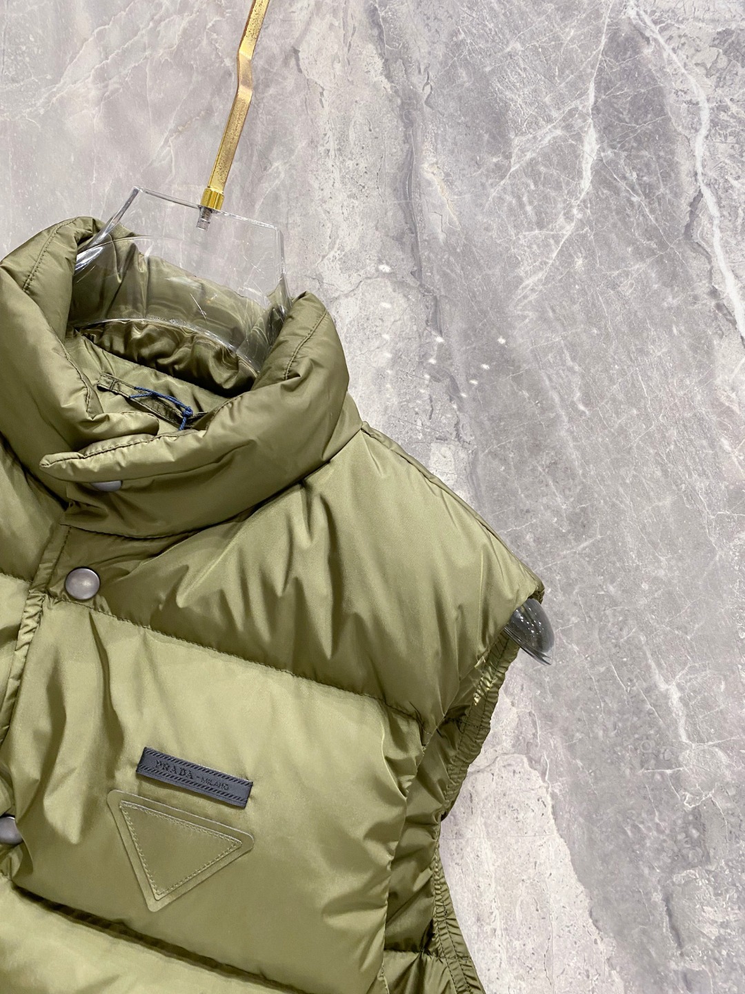 Prada 普拉达2025秋冬专柜同步新品发布，最新工装羽绒马甲出货，原版购入，无论面料及辅料，全部做到