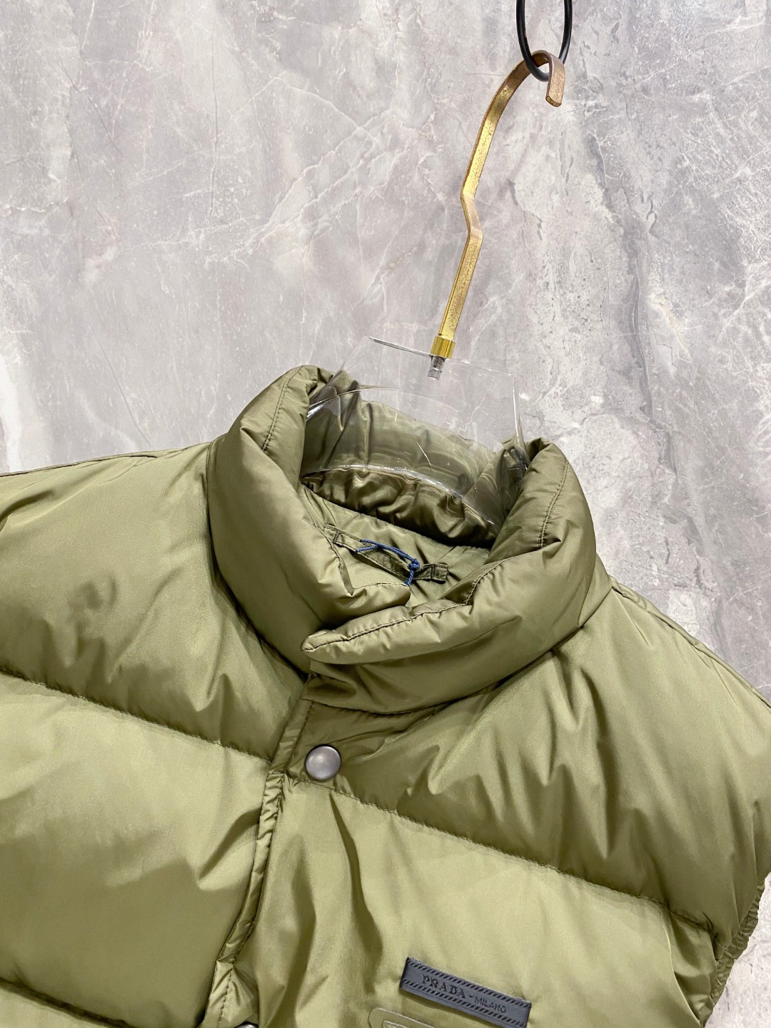 Prada 普拉达2025秋冬专柜同步新品发布，最新工装羽绒马甲出货，原版购入，无论面料及辅料，全部做到