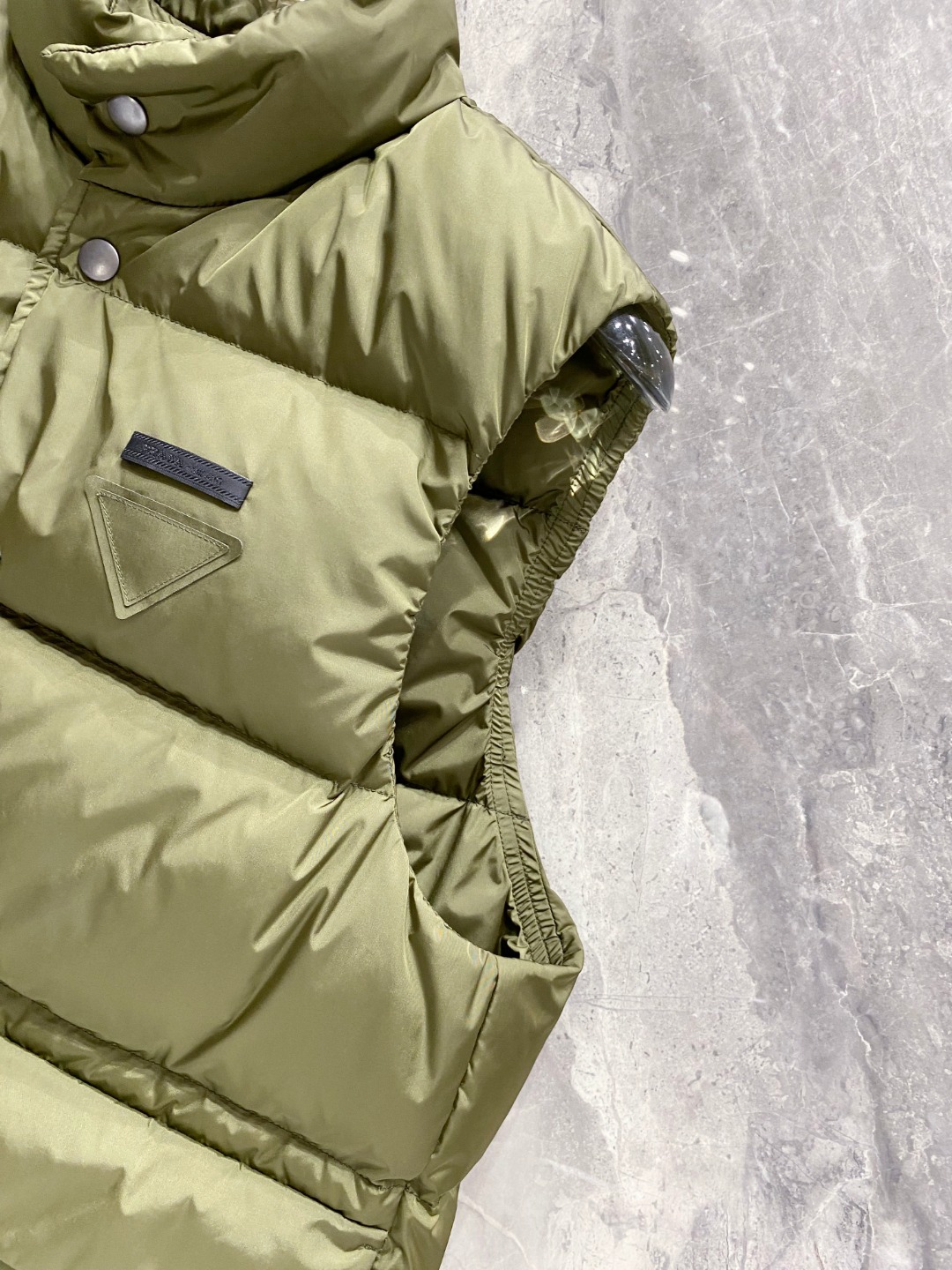 Prada 普拉达2025秋冬专柜同步新品发布，最新工装羽绒马甲出货，原版购入，无论面料及辅料，全部做到