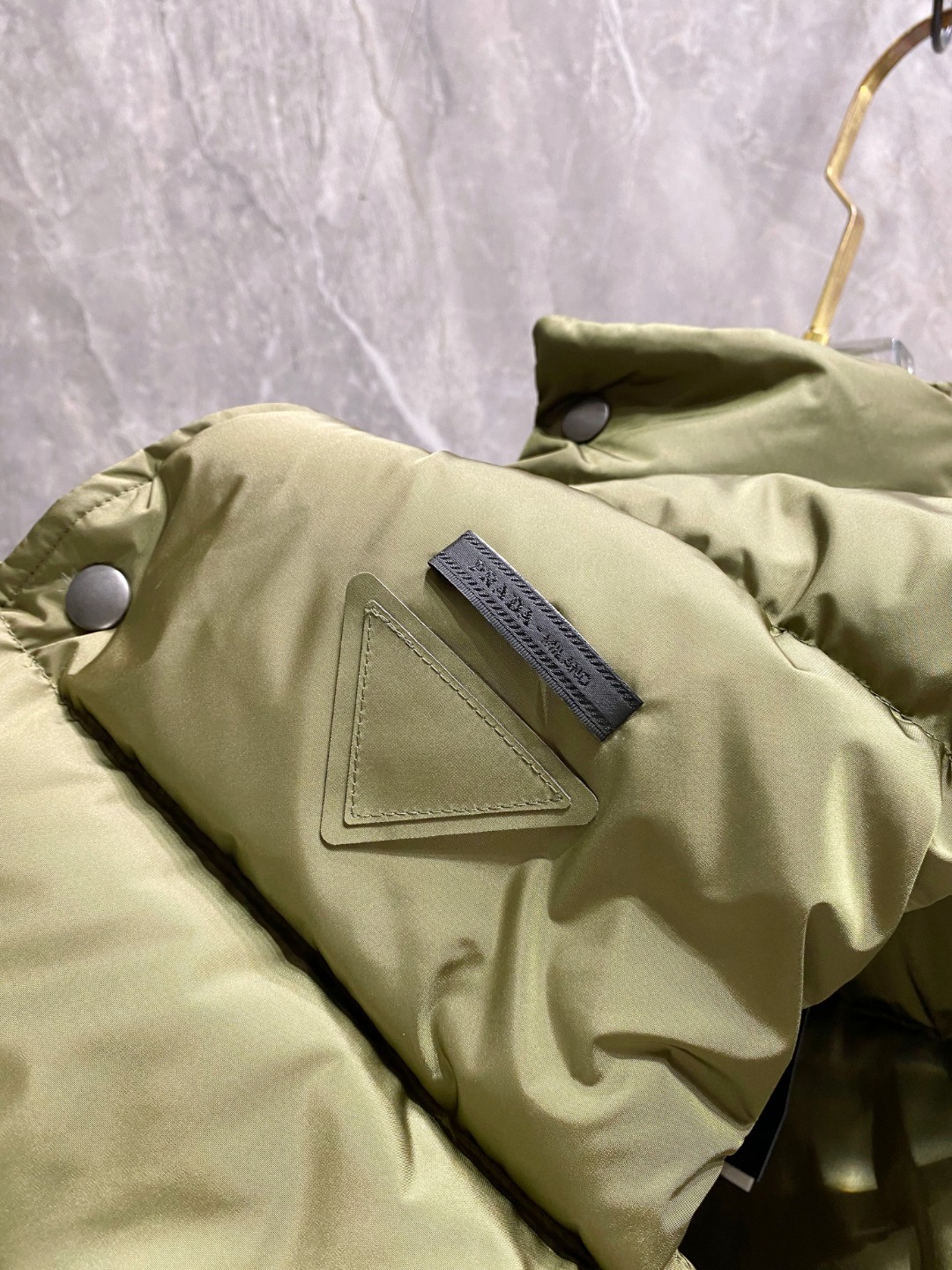Prada 普拉达2025秋冬专柜同步新品发布，最新工装羽绒马甲出货，原版购入，无论面料及辅料，全部做到