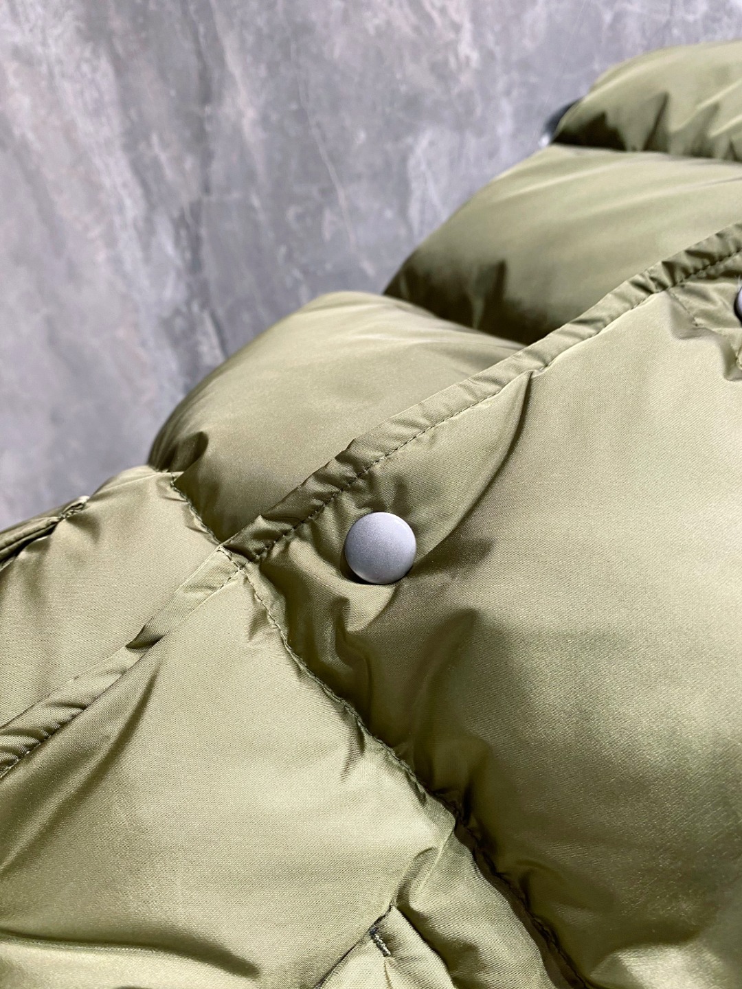 Prada 普拉达2025秋冬专柜同步新品发布，最新工装羽绒马甲出货，原版购入，无论面料及辅料，全部做到