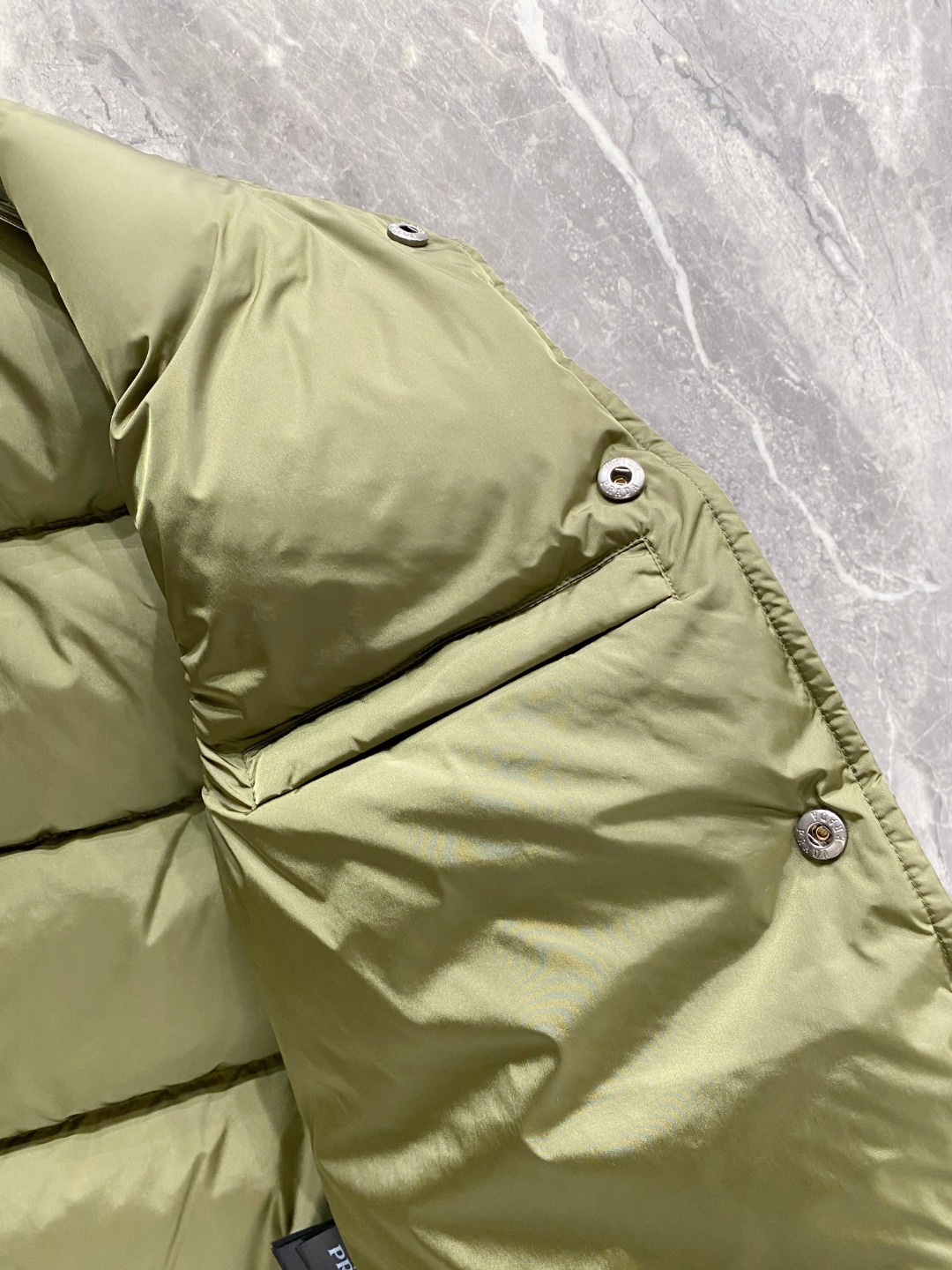 Prada 普拉达2025秋冬专柜同步新品发布，最新工装羽绒马甲出货，原版购入，无论面料及辅料，全部做到