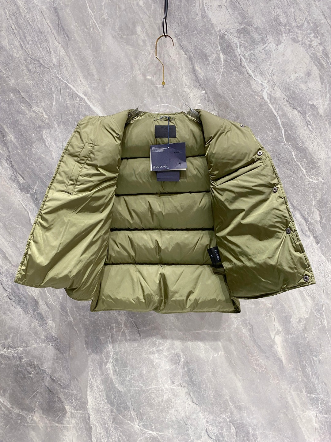 Prada 普拉达2025秋冬专柜同步新品发布，最新工装羽绒马甲出货，原版购入，无论面料及辅料，全部做到
