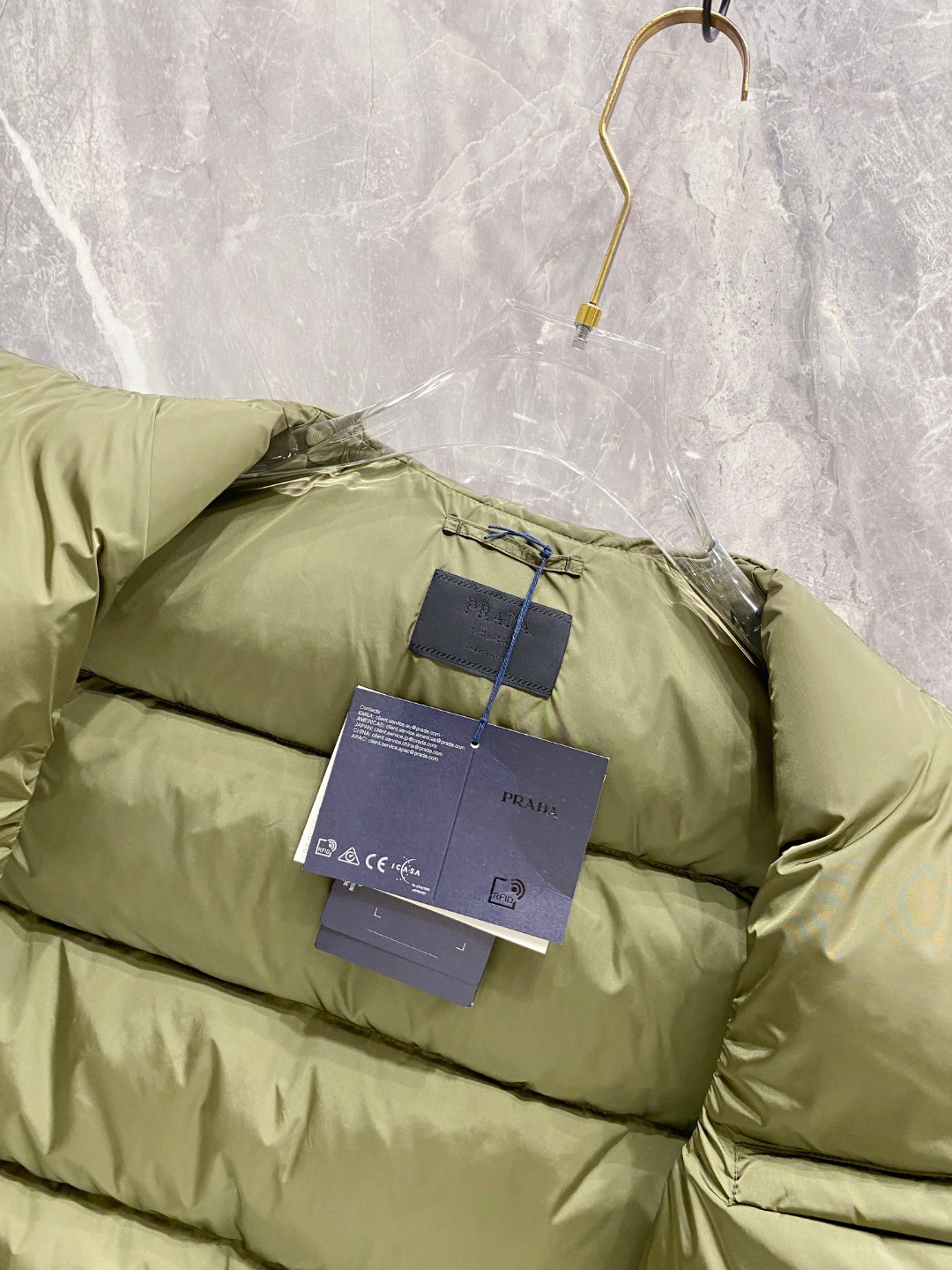 Prada 普拉达2025秋冬专柜同步新品发布，最新工装羽绒马甲出货，原版购入，无论面料及辅料，全部做到